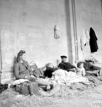 réfugiés-cathédrale de caen-1944