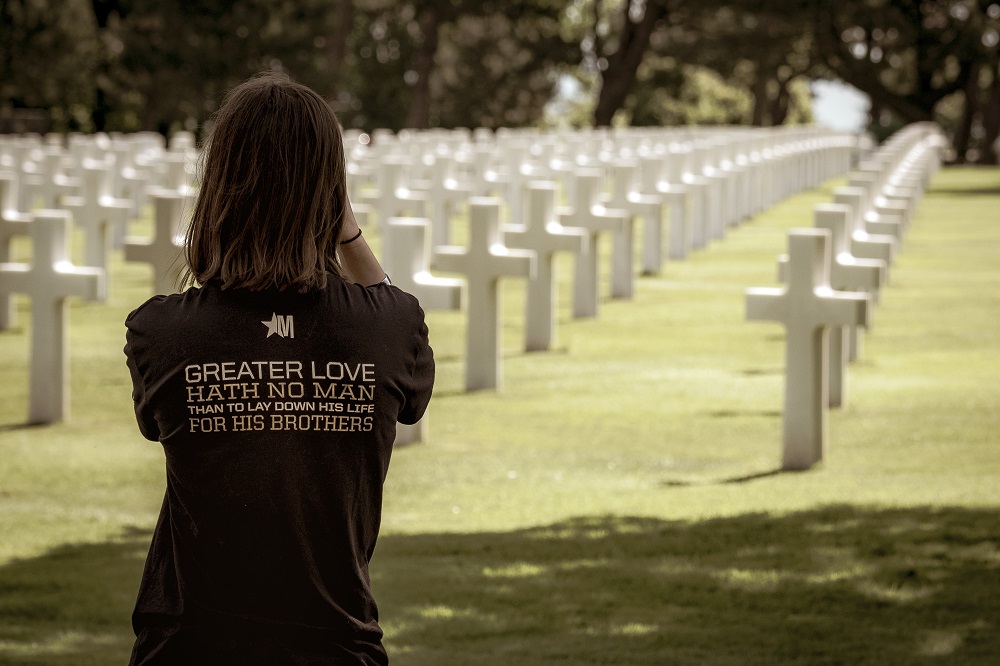 A l'ombre du cimetière militaire américain d'Omaha Beach. - Photo : Eloise Derquenne.