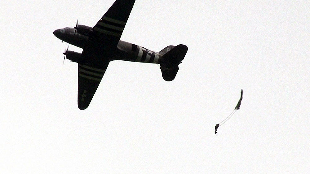 Largage depuis un C-47. - Photo : Arnaud