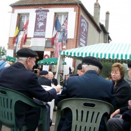 Vétérans Britanniques devant le café Gondrée