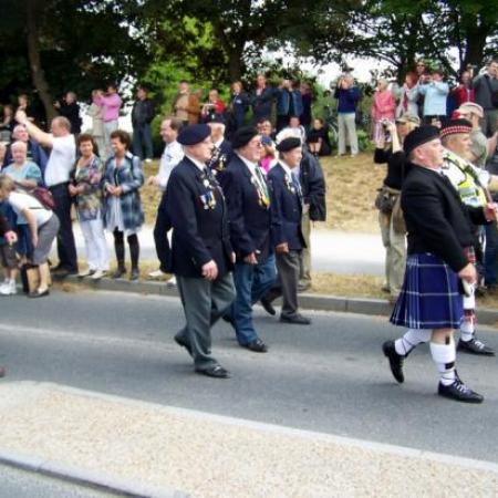 Vétérans Britanniques traversant le pont de Bénouville