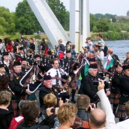 les Pipe bands traversent le pont de Bénouville