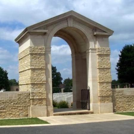 Entrée du cimetière de Ranville