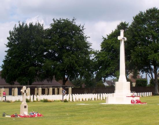 Le centre du cimetière de Ranville