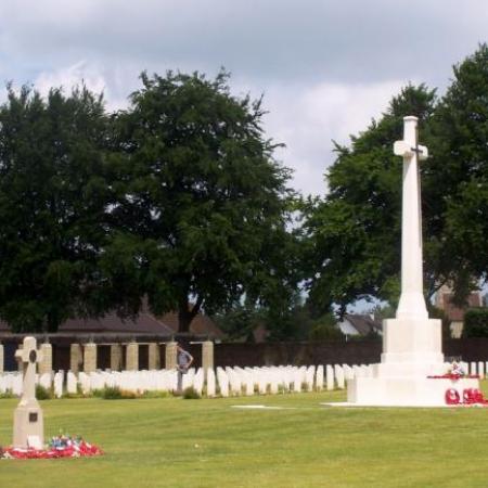 Le centre du cimetière de Ranville