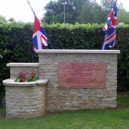 Plaque du souvenir face au cimetière de Ranville