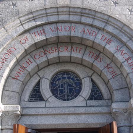 Le fronton du mémorial