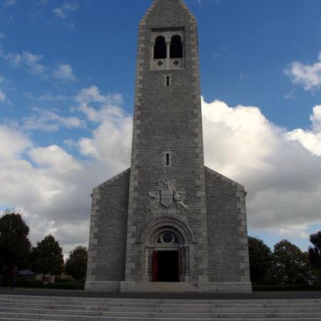 La tour du mémorial avec au sommet son carillon