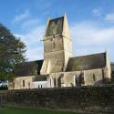 Combien de personnes les médics Robert E. Wright et Kenneth J. Moore ont-ils soigné dans l'église d'Angoville-au-Plain ?