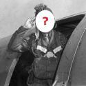 Quel officier prend la pose avant d'embarquer ?