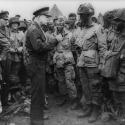 Sur cette célèbre photo, Ike parle le 5 juin avec des troopers. Mais à quel régiment appartiennent ces-derniers ?