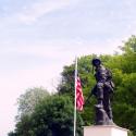 Comment est nommée la statue du Mémorial des parachutistes de La Fière ?