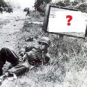 Devant quel panneau pose le para Elmer Habbs ?